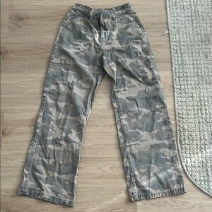 No Boundaries Woman’s Gray Camouflage Cargo Pants
